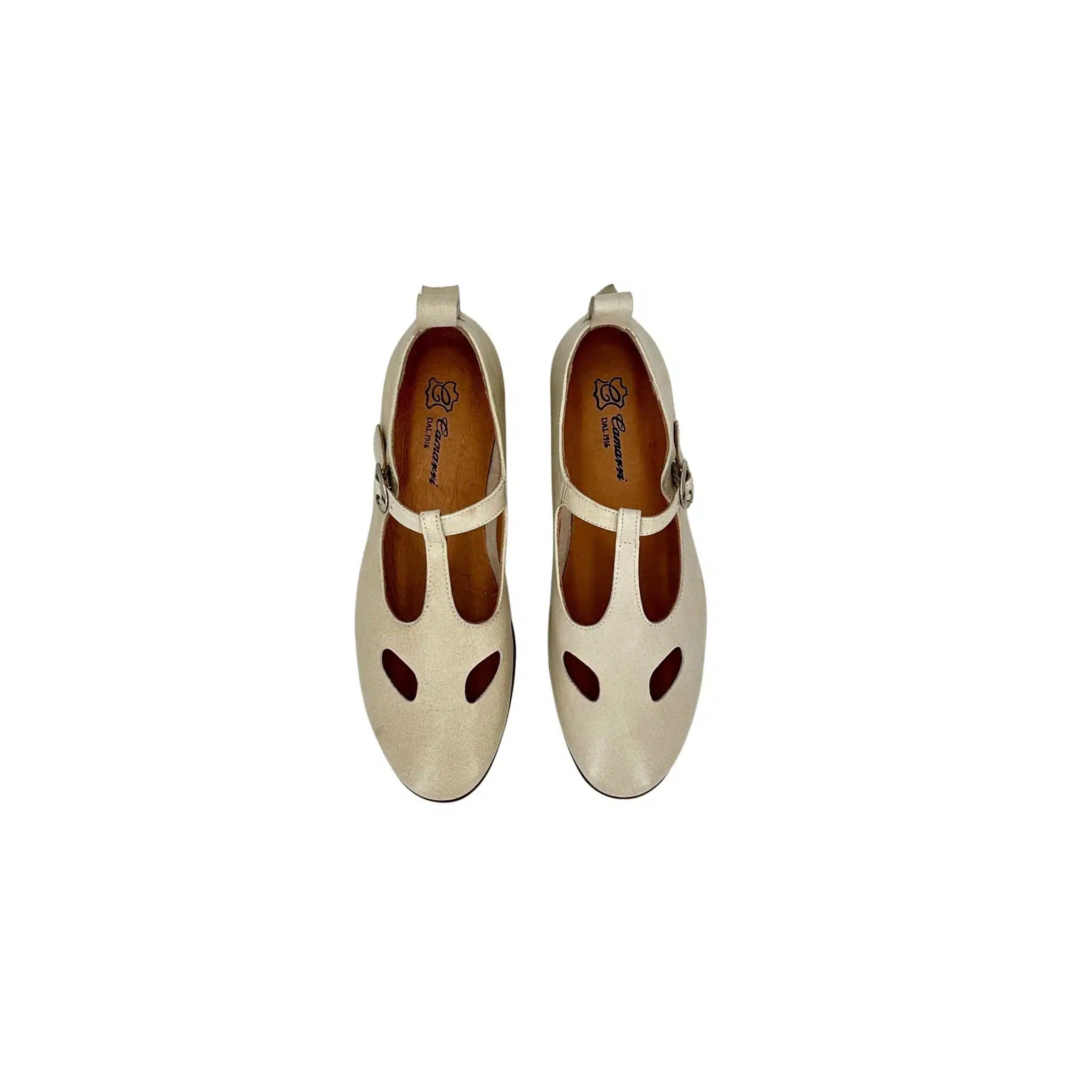 Scarpa con occhietti e fibbia artigianale in pelle tuffata bianco sporco