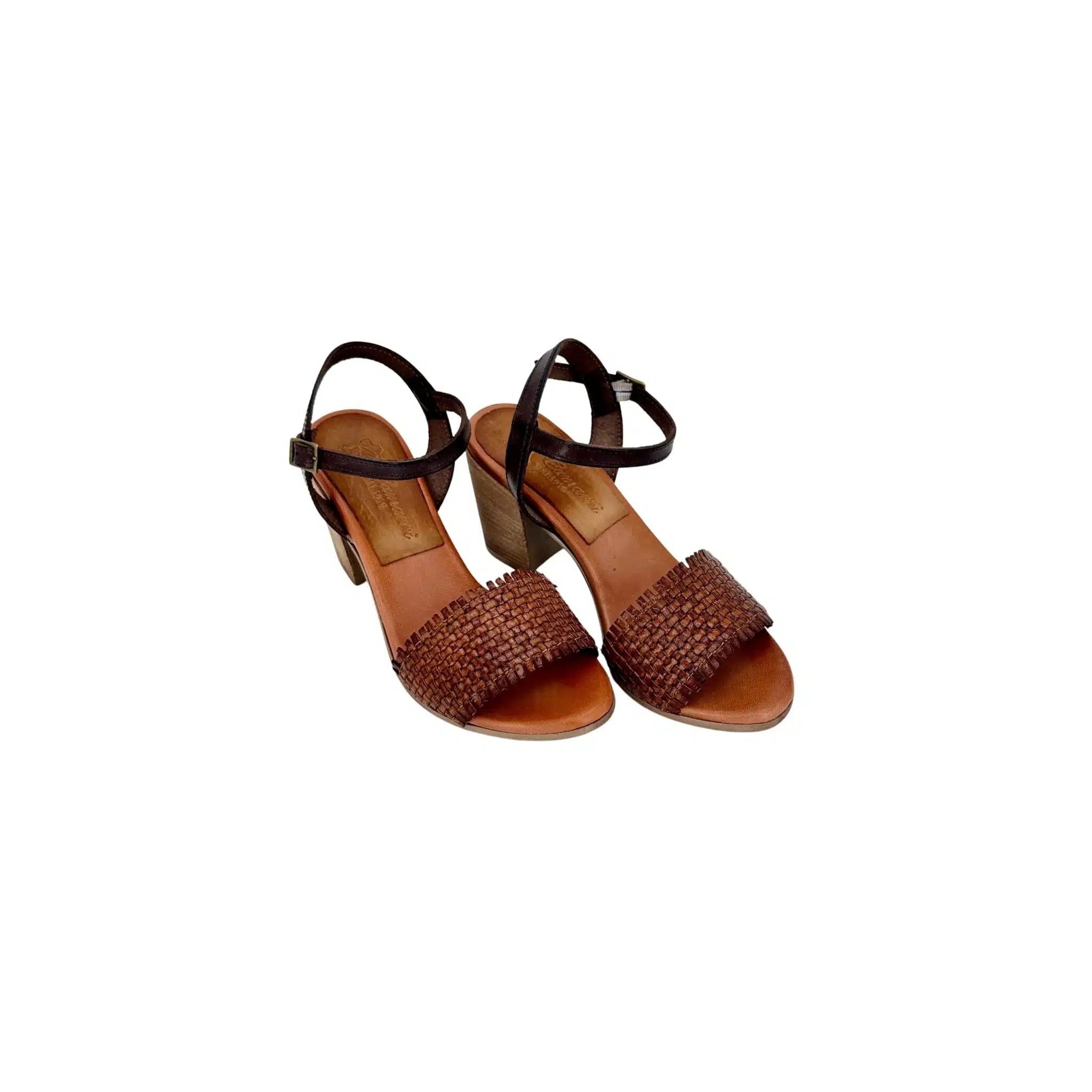 Sandalo con tacco in pelle intrecciata cuoio