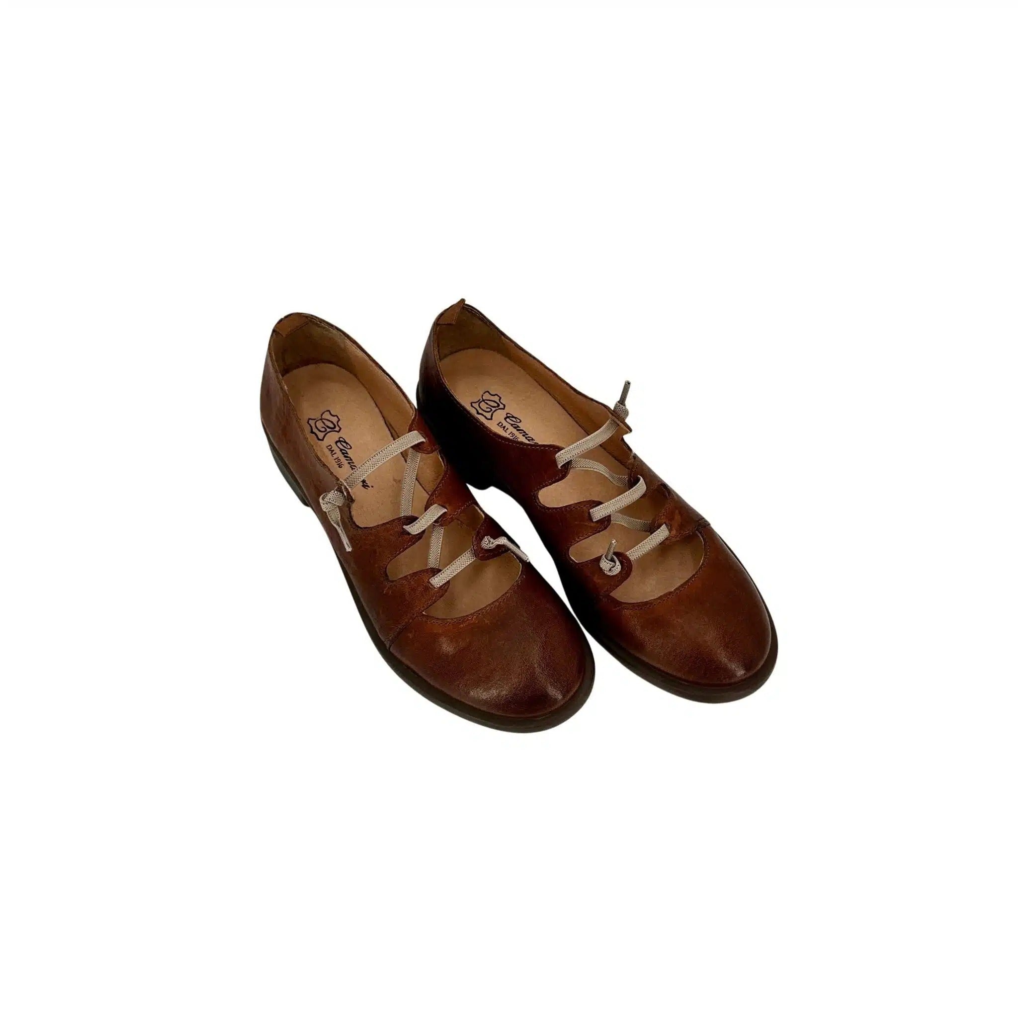 Scarpa artigianale in pelle tuffata cuoio con elastici