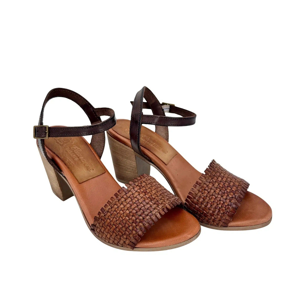 Sandalo con tacco in pelle intrecciata cuoio