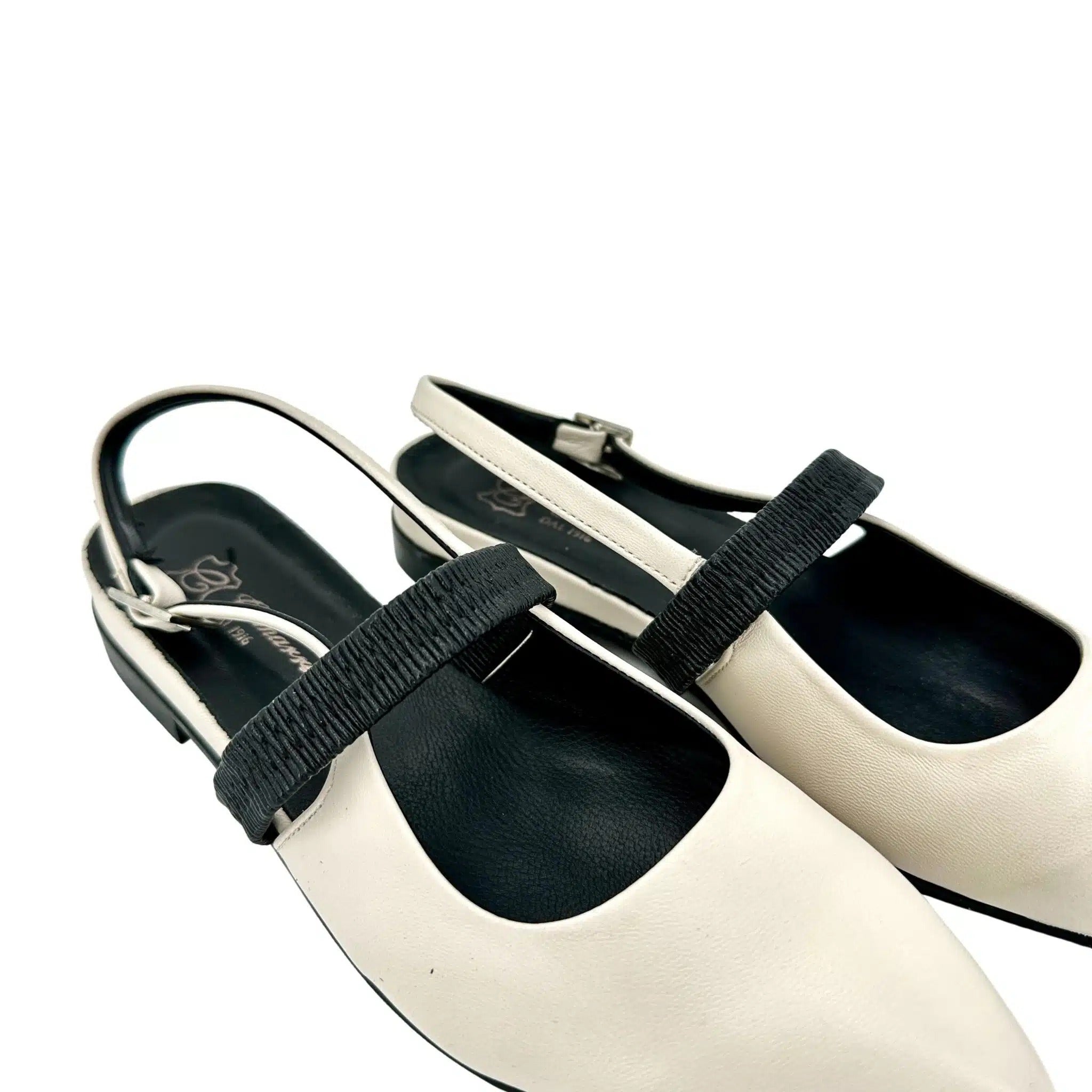 Ballerina a punta in pelle bianco sporco