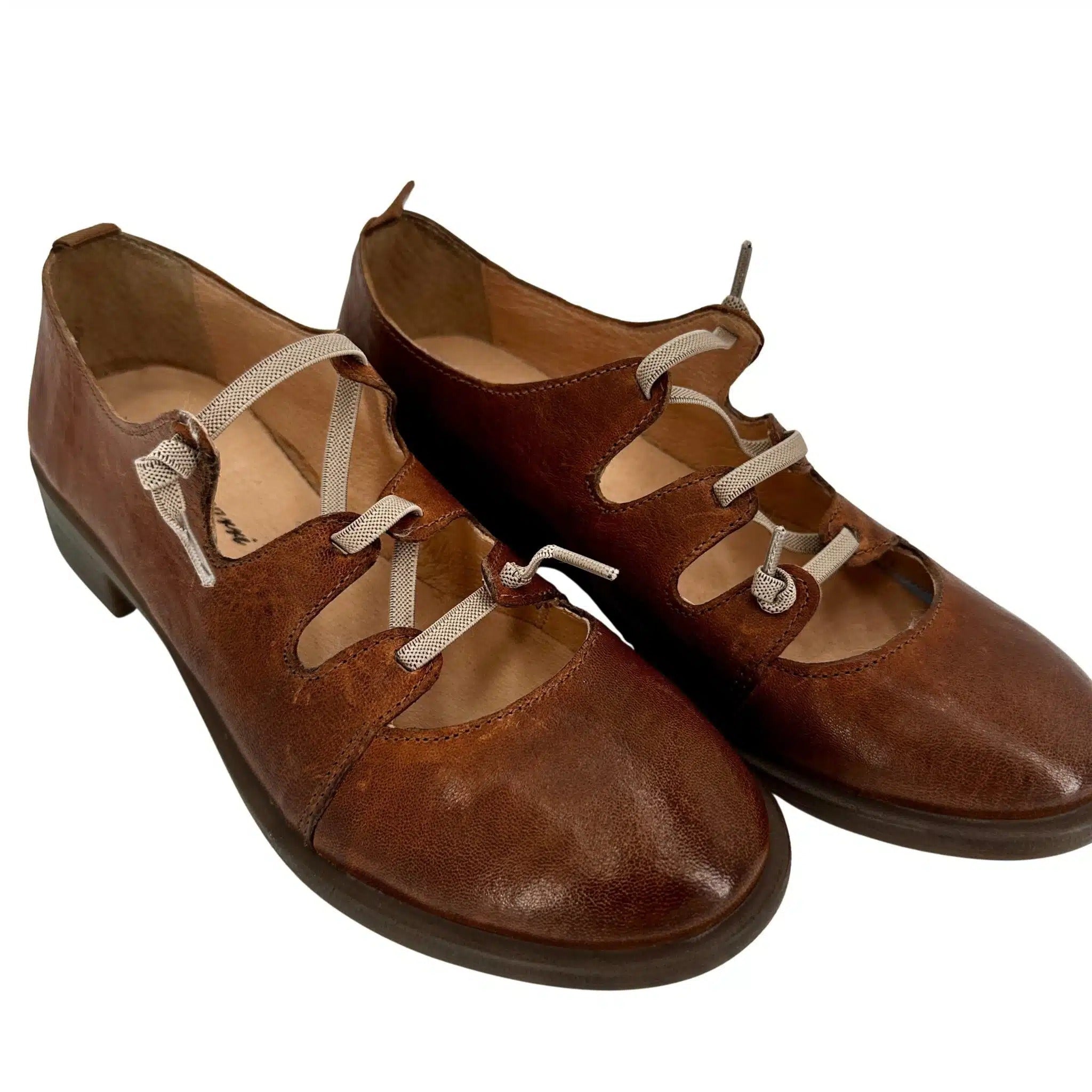 Scarpa artigianale in pelle tuffata cuoio con elastici