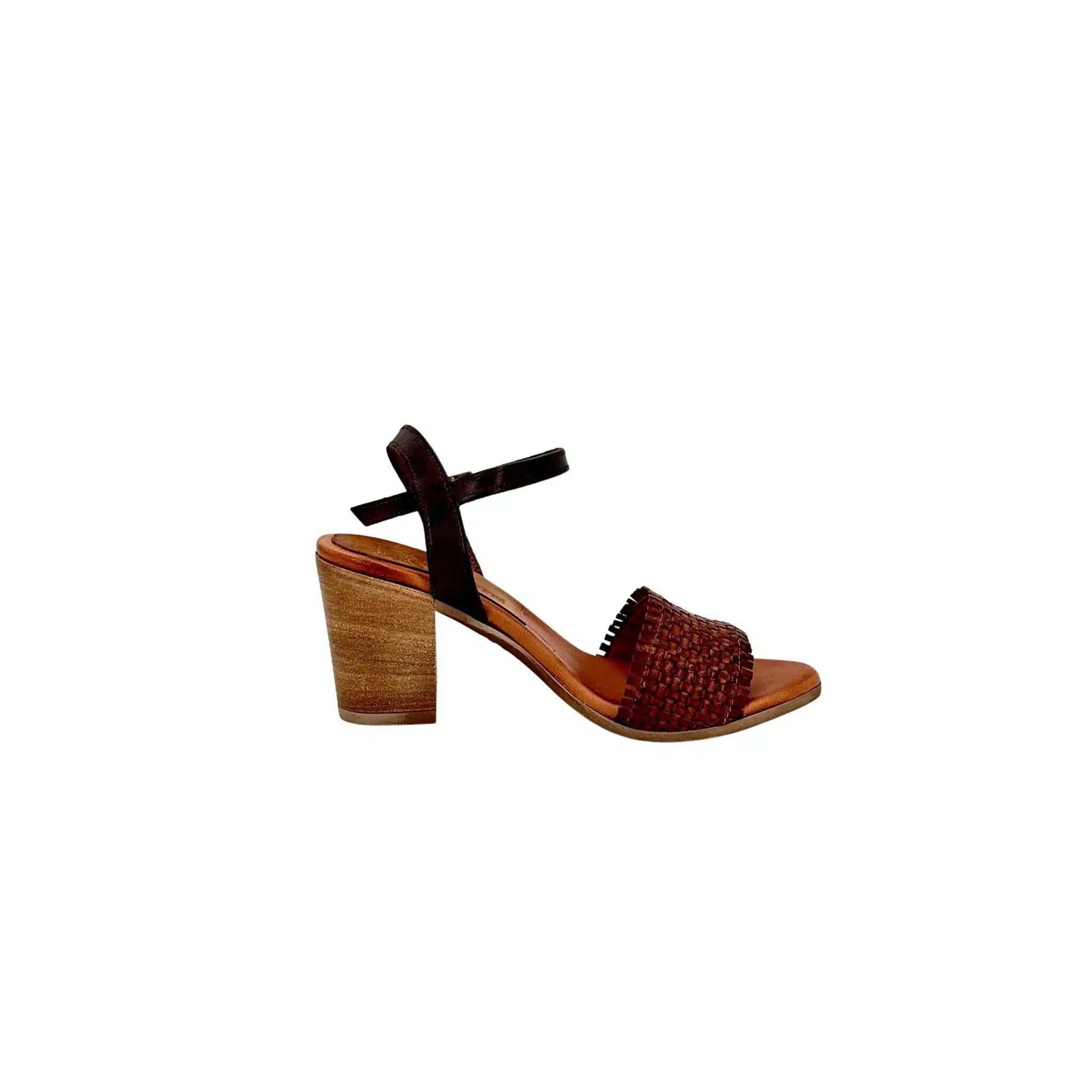 Sandalo con tacco in pelle intrecciata cuoio