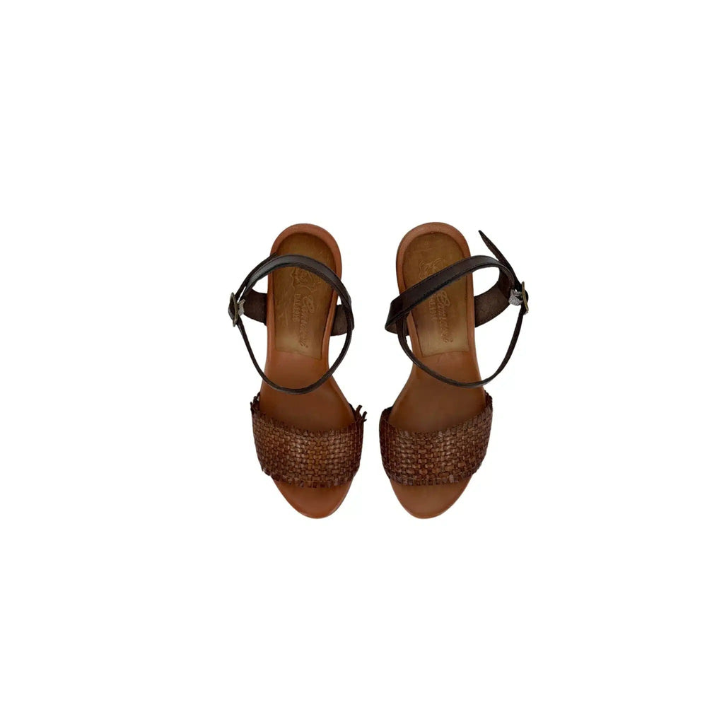 Sandalo con tacco in pelle intrecciata cuoio
