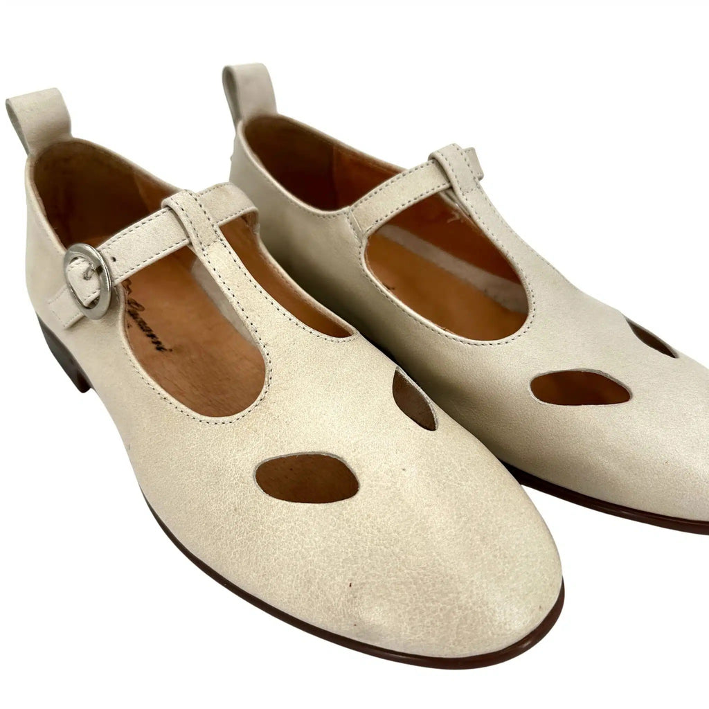 Scarpa con occhietti e fibbia artigianale in pelle tuffata bianco sporco