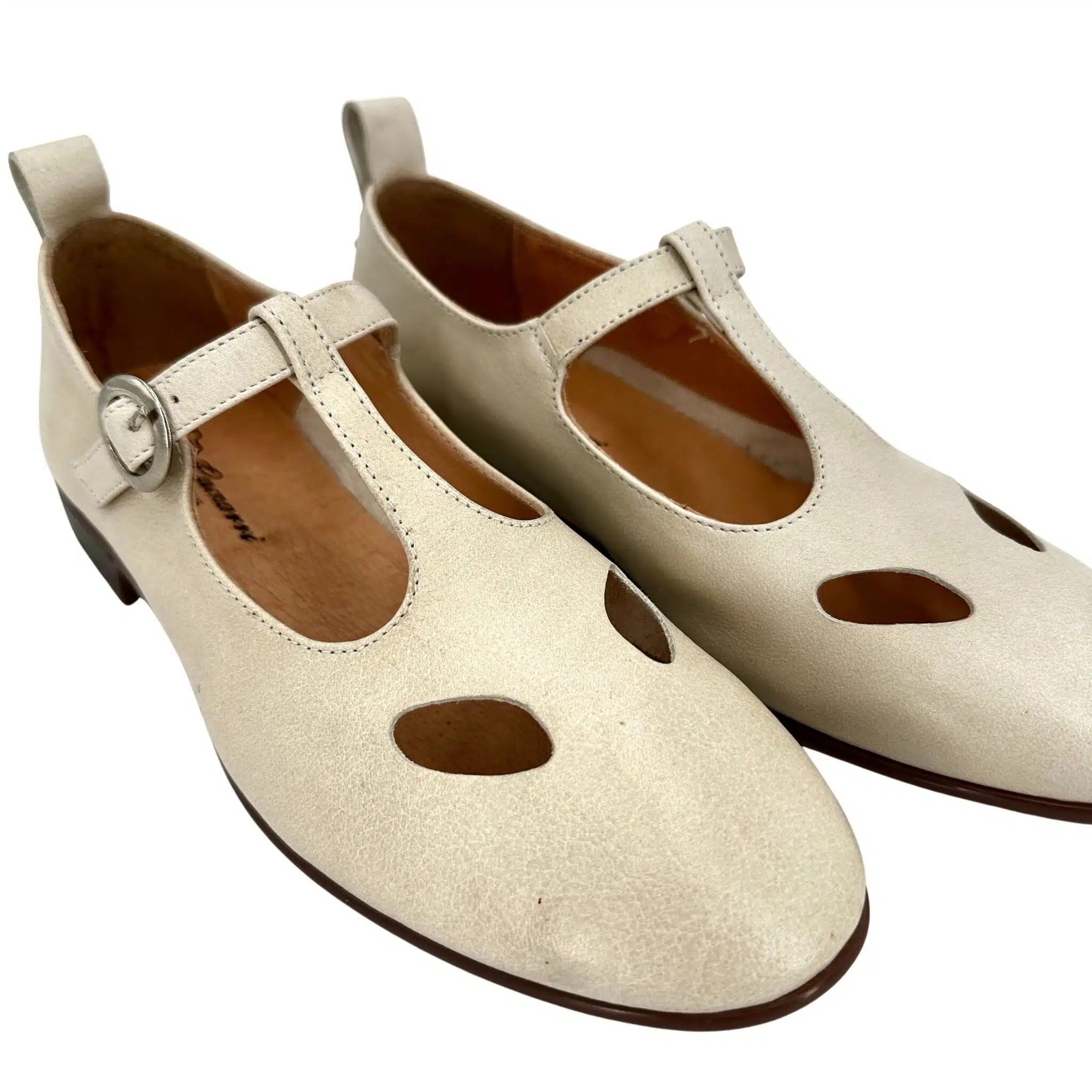 Scarpa con occhietti e fibbia artigianale in pelle tuffata bianco sporco