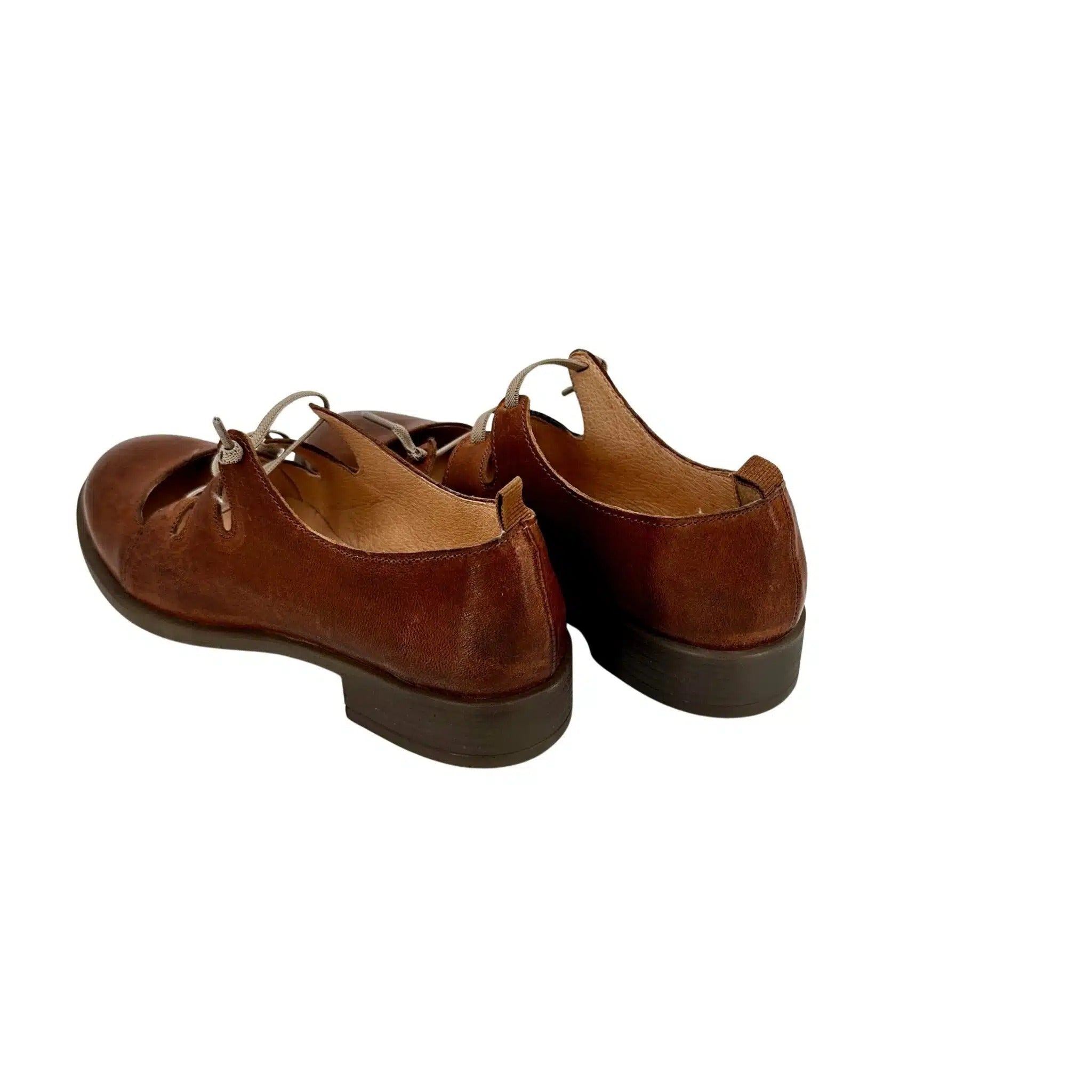 Scarpa artigianale in pelle tuffata cuoio con elastici
