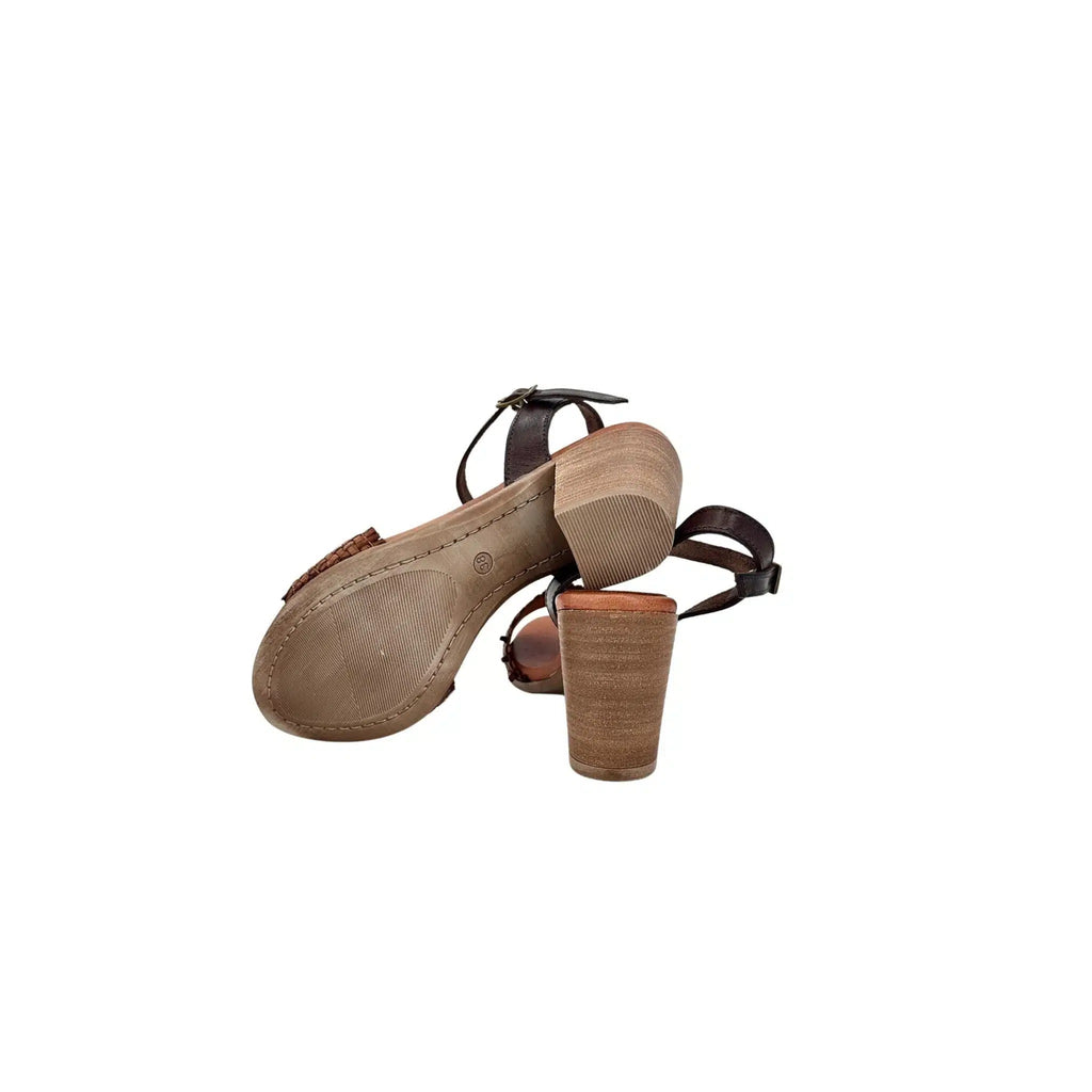 Sandalo con tacco in pelle intrecciata cuoio
