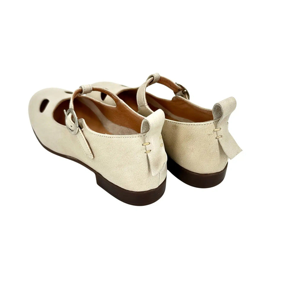 Scarpa con occhietti e fibbia artigianale in pelle tuffata bianco sporco