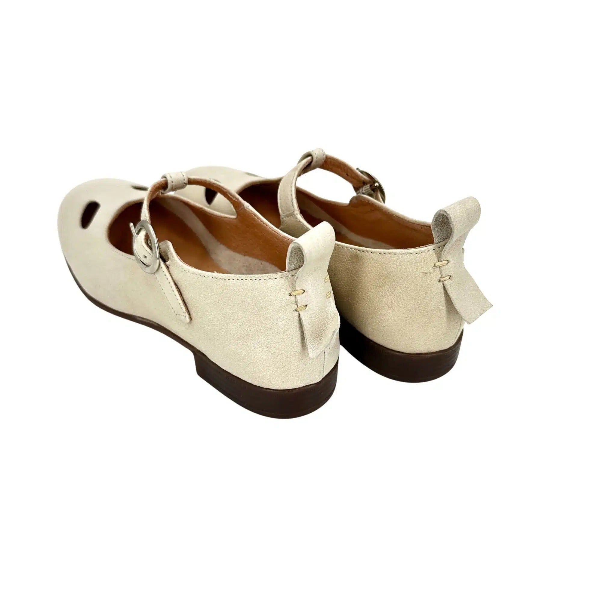 Scarpa con occhietti e fibbia artigianale in pelle tuffata bianco sporco