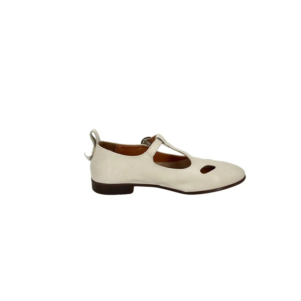 Scarpa con occhietti e fibbia artigianale in pelle tuffata bianco sporco