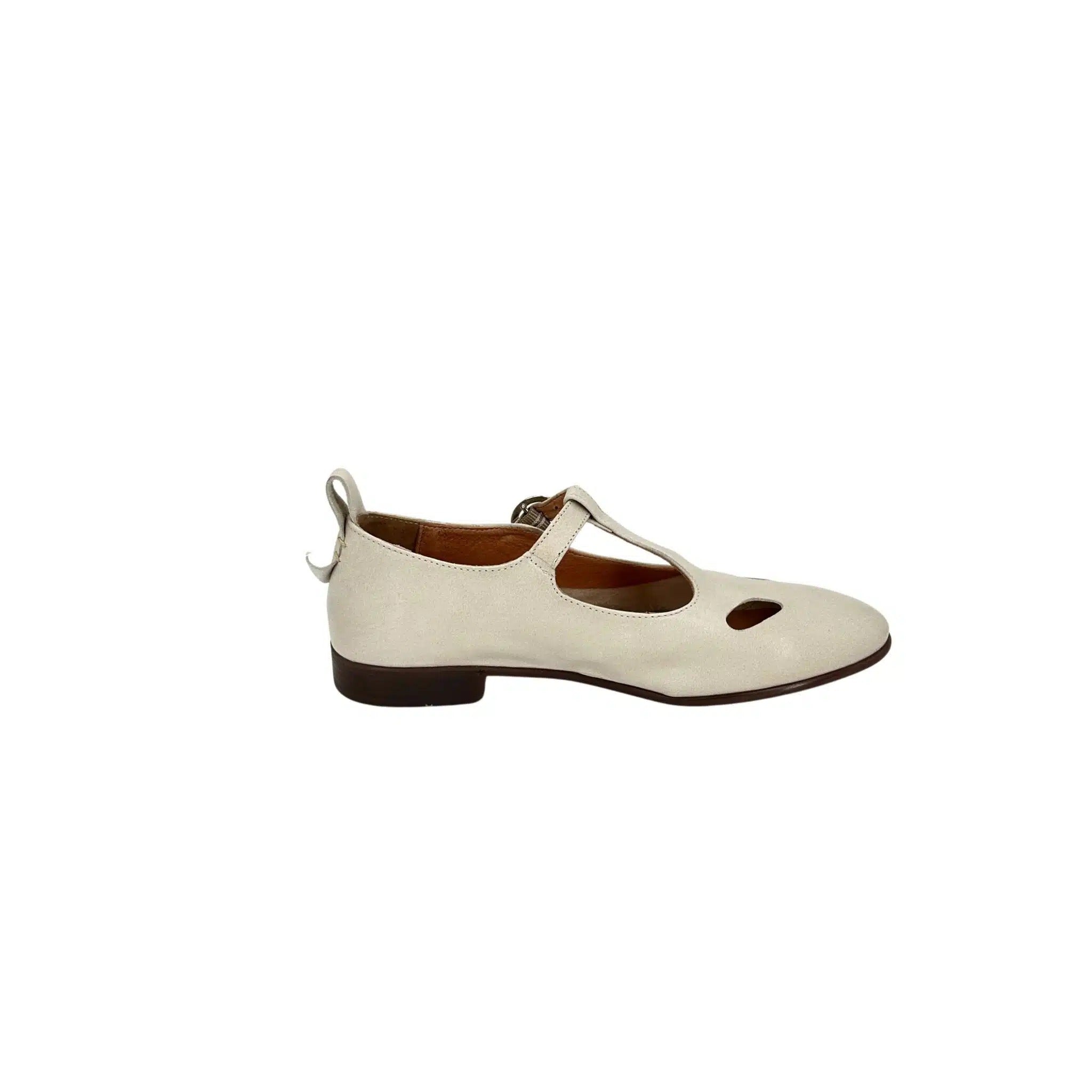 Scarpa con occhietti e fibbia artigianale in pelle tuffata bianco sporco